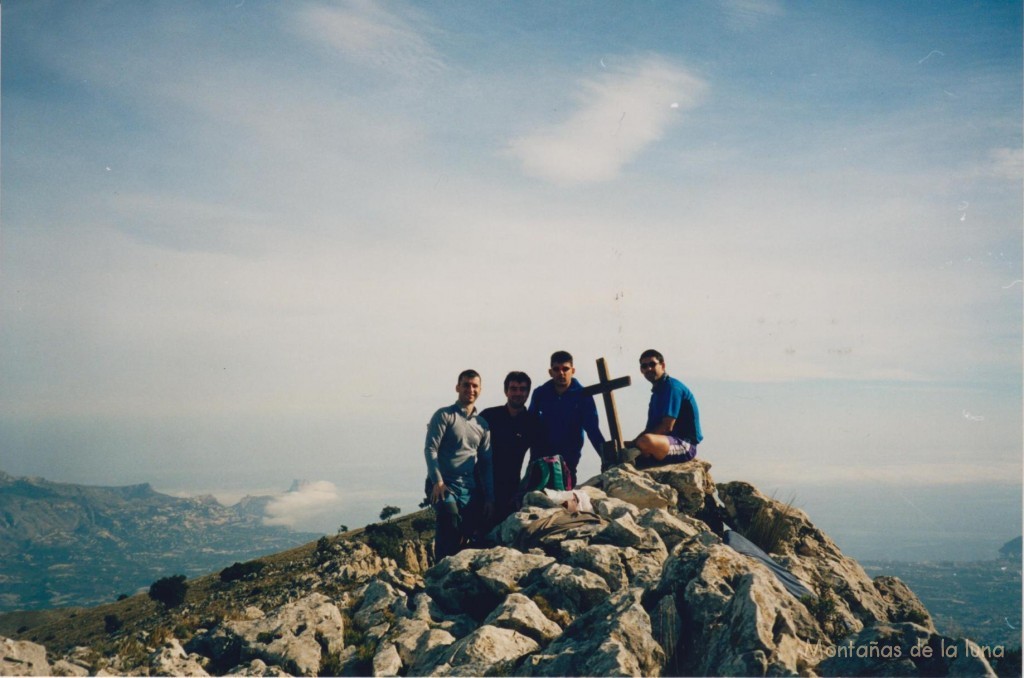 De izquierda a derecha: Pablo, Joaquín, Quique y Jesús en la cima del Ponoch, 1.183 mts., al fondo a la izquierda el Peñón d'Ifach entre nubes